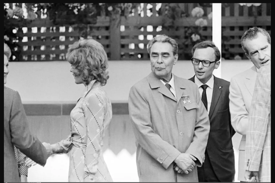 10 ноября 1982 года умер генеральный секретарь ЦК КПСС Леонид Ильич Брежнев. Вместе с ним умерла и великая и мощная держава — СССР!